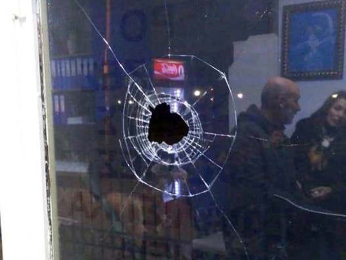 ΔΈΧΤΗΚΕ ΕΠΊΘΕΣΗ ΤΟ ΤΟΠΙΚΟ ΓΡΑΦΕΊΟ ΤΗΣ ΑΛΕΞΆΝΔΡΕΙΑΣ...ΕΧΟΥΝ ΣΠΑΣΜΈΝΑ ΤΖΆΜΙΑ...