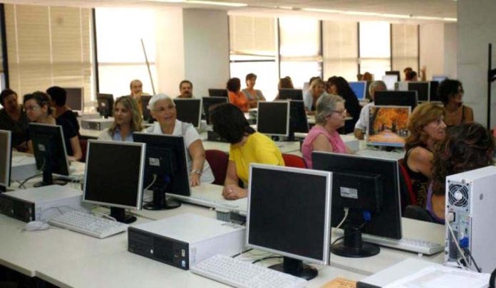 η τρόικα και ζητάει απολύσεις από το δημόσιο