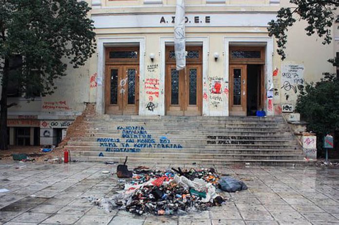 ΠΟΙΑ ΑΣΤΥΝΟΜΙΑ ΡΕ ΣΕΙΣ; ΜΠΟΓΙΑΣ ΧΡΕΙΑΖΕΤΑΙ ΓΙΑ ΝΑ ΞΕΒΡΩΜΙΣΕΙ Η ΚΟΠΡΙΑ ΤΟΥ ΑΥΓΕΙΑ ΑΠΟ ΤΑ ΕΛΛΗΝΙΚΑ ΠΑΝΕΠΙΣΤΗΜΙΑ !!!