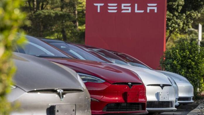 Αυτόνομη οδήγηση της Tesla:Μια περίεργη «αγάπη» για τα πεζοδρόμια!