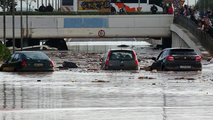 Αττική: Πλημμύρισαν δρόμοι και το Μετρό-Σπάνια καθαρίζουν τα φρεάτια.