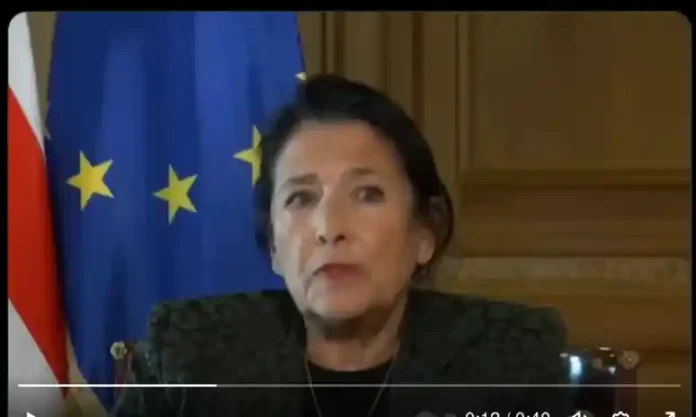 Δεν είναι ανάγκη να υπάρχουν αποδείξεις νοθείας στο δημοψήφισμα. Απλώς ότι το αισθάνεται είναι αρκετό. Όταν η σημαία της ΕΕ βρίσκεται πίσω σού πολύ πιο εμφανής από της χώρας που είσαι τυπικά Πρόεδρος, τότε ίσως οι οι προθέσεις σού δεν είναι προς το όφελος του λαού της Γεωργίας.