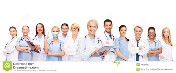 χαμογε-ώντας-γιατροί-και-νοσοκόμες-θη-υκών-με-το-στηθοσκόπιο-43087882