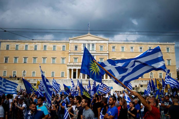 ΑΠΟΓΕΥΜΑΤΙΝΟ ΚΑΛΕΣΜΑ ΣΕ ΣΥΛΛΑΛΗΤΗΡΙΟ ΕΝΑΝΤΙΑ ΣΤΗΝ ΣΥΜΦΩΝΙΑ ΓΙΑ ΤΗΝ ΟΝΟΜΑΣΙΑ ΤΩΝ ΣΚΟΠΙΩΝ ΣΤΗΝ ΠΛΑΤΕΙΑ ΣΥΝΤΑΓΜΑΤΟΣ (EUROKINISSI/ΘΑΝΑΣΗΣ ΔΗΜΟΠΟΥΛ
