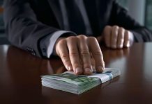 ΒΟΥΛΕΥΤΕΣ ΤΑΖΟΥΝ ΕΠΙΔΟΤΗΣΕΙΣ ΣΕ ΔΗΜΑΡΧΟΥΣ ΩΣΤΕ ΝΑ ΜΗΝ ΑΝΤΙΔΡΟΥΝ ΣΤΗΝ ΣΥΜΦΩΝΙΑ ΤΩΝ ΠΡΕΣΠΩΝ