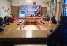 Βόνιτσα 17/03/2019 Ομιλία Πολιτικού Φορέα Ελλήνων Συνέλευσις ΤΗΝ ΚΥΡΙΑΚΗ 17 – 3 – 2019 ΠΡΑΓΜΑΤΟΠΟΙΗΘΗΚΕ ΠΑΡΟΥΣΙΑΣΗ ΚΑΙ ΟΜΙΛΙΑ ΤΟΥ ΠΟΛΙΤΙΚΟΥ ΦΟΡΕΑ ΤΟΥ ΕΘΝΟΥΣ ΤΩΝ ΕΛΛΗΝΩΝ «ΕΛΛΗΝΩΝ ΣΥΝΕΛΕΥΣΙΣ», ΣΤΟ ΣΥΝΕΔΡΙΑΚΟ ΚΕΝΤΡΟ ΤΟΥ ΔΗΜΑΡΧΕΙΟΥ ΒΟΝΙΤΣΑΣ, ΜΕ ΟΜΙΛΗΤΕΣ ΤΗΝ ΕΦΗ ΚΑΤΣΟΥΔΑ, ΔΙΟΡΙΣΜΕΝΗ ΕΚΠΡΟΣΩΠΟ ΤΟΥ ΠΟΛΙΤΙΚΟΥ ΦΟΡΕΑ ΣΤΗΝ ΠΕΡΙΦΕΡΕΙΑ ΣΤΕΡΕΑΣ ΕΛΛΑΔΟΣ, ΤΟΝ ΣΤΕΛΙΟ ΠΑΞΙΝΟ ΜΕΛΟΣ ΤΟΥ 14ΜΕΛΟΥΣ ΣΥΜΒΟΥΛΙΟΥ ΤΗΣ Κ.Π.Δ. ΣΤΕΡΕΑΣ ΕΛΛΑΔΟΣ ΚΑΙ ΤΟΝ ΒΑΣΙΛΕΙΟ ΔΡΟΣΟ, ΔΙΟΡΙΣΜΕΝΟ ΔΙΕΥΘΥΝΤΗ ΤΗΣ ΠΕΡΙΦΕΡΕΙΑΣ ΣΤΕΡΕΑΣ ΕΛΛΑΔΟΣ. ΟΙ ΕΛΛΗΝΕΣ ΠΟΛΙΤΕΣ ΕΝΗΜΕΡΩΘΗΚΑΝ ΔΙΑ ΤΟΝ ΠΛΟΥΤΟ ΤΟΥΣ ΚΑΙ ΤΑ ΧΡΗΜΑΤΟΟΙΚΟΝΟΜΙΚΑ ΕΡΓΑΛΕΙΑ, ΤΑ ΟΠΟΙΑ ΕΧΕΙ ΔΙΑΘΕΣΕΙ Ο ΑΡΤΕΜΗΣ ΣΩΡΡΑΣ, ΥΠΕΡ ΤΗΣ ΚΥΡΙΑΡΧΗΣ ΕΛΛΗΝΙΚΗΣ ΔΗΜΟΚΡΑΤΙΑΣ, ΚΑΘΩΣ ΚΑΙ ΤΟ ΠΩΣ ΘΑ ΓΙΝΕΙ ΧΡΗΣΗ ΑΥΤΩΝ, ΜΕΣΩ ΤΟΥ ΠΟΛΙΤΙΚΟΥ ΦΟΡΕΑ ΤΩΝ ΕΛΛΗΝΩΝ, ΩΣΤΕ Η ΠΑΤΡΙΔΑ ΜΑΣ ΝΑ ΔΙΑΚΥΒΕΡΝΗΘΕΙ ΑΠΟ ΕΛΛΗΝΕΣ ΑΥΤΟΧΘΟΝΕΣ ΙΘΑΓΕΝΕΙΣ ΚΥΡΙΑΡΧΟΥΣ ΠΟΛΙΤΕΣ ΜΕ ΣΚΟΠΟ ΤΗΝ ΕΓΚΑΘΙΔΡΥΣΗ ΤΗΣ ΕΛΛΗΝΩΝ ΠΟΛΙΤΕΙΑΣ ΜΕ ΑΞΙΕΣ, ΑΡΧΕΣ ΚΑΙ ΠΟΛΙΤΕΙΑΚΟΥΣ ΝΟΜΟΥΣ.