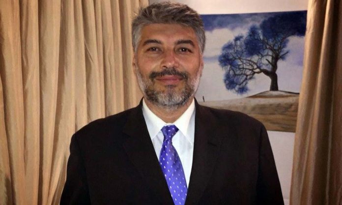 Πρόκειται για τον κύριο Άγη Βερούτης που σήμερα στη σελίδα του στο Facebook δηλώνει «columnist» - αρθρογράφος δηλαδή - στον Φιλελεύθερο.