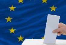 Παράταση μεχρι 5/4/2019 για υποβολή αιτήσεων συμμετοχής στις ευρωεκλογές Ελλήνων κατοίκων της Ε.Ε. Παράταση μέχρι 5/4/2019 στις αιτήσεις των Ελλήνων κατοίκων της Ε.Ε. για συμμετοχή στις ευρωεκλογές - Αίτηση στην ιστοσελίδα του Υπουργείου Εσωτερικών (www.ypes.gr) μπορούν να υποβάλλουν οι Έλληνες κάτοικοι της Ευρωπαϊκής Ένωσης για τις Ευρωεκλογές 2019, μέχρι και τις 29 Μαρτίου 2019, ώστε να εγγραφούν στους ειδικούς εκλογικούς καταλόγους που θα καταρτίσει το υπουργείο Εσωτερικών και να ασκήσουν το εκλογικό τους δικαίωμα σε πόλεις των κρατών μελών της ΕΕ που διαμένουν μόνιμα ή θα βρίσκονται την ημέρα της ψηφοφορίας.Η αίτηση συμπληρώνεται μέσω του διαδικτυακού τόπου του ΥΠΕΣ είτε από τον ίδιο τον ενδιαφερόμενο, είτε από την οικεία διπλωματική αρχή.Οι Έλληνες κάτοικοι της ΕΕ θα ψηφίσουν σε εκλογικά τμήματα που θα συσταθούν σε ορισμένες πόλεις της χώρας που διαμένουν.