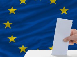 Παράταση μέχρι 5/4/2019 στις αιτήσεις των Ελλήνων κατοίκων της Ε.Ε. για συμμετοχή στις ευρωεκλογές - Αίτηση στην ιστοσελίδα του Υπουργείου Εσωτερικών (www.ypes.gr) μπορούν να υποβάλλουν οι Έλληνες κάτοικοι της Ευρωπαϊκής Ένωσης για τις Ευρωεκλογές 2019, μέχρι και τις 29 Μαρτίου 2019, ώστε να εγγραφούν στους ειδικούς εκλογικούς καταλόγους που θα καταρτίσει το υπουργείο Εσωτερικών και να ασκήσουν το εκλογικό τους δικαίωμα σε πόλεις των κρατών μελών της ΕΕ που διαμένουν μόνιμα ή θα βρίσκονται την ημέρα της ψηφοφορίας.Η αίτηση συμπληρώνεται μέσω του διαδικτυακού τόπου του ΥΠΕΣ είτε από τον ίδιο τον ενδιαφερόμενο, είτε από την οικεία διπλωματική αρχή.Οι Έλληνες κάτοικοι της ΕΕ θα ψηφίσουν σε εκλογικά τμήματα που θα συσταθούν σε ορισμένες πόλεις της χώρας που διαμένουν.