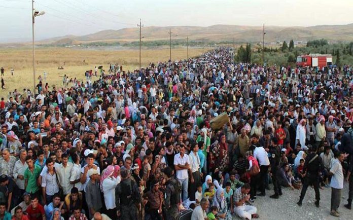 ΟΙ ΕΛΛΗΝΕΣ, ΣΑΝ ΥΠΝΩΤΙΣΜΕΝΟΙ, ΠΑΡΑΚΟΛΟΥΘΟΥΝ ΤΑ ΓΕΓΟΝΟΤΑ ΛΕΣ ΚΑΙ ΟΛΗ ΑΥΤΗ Η ΕΙΣΒΟΛΗ ΑΦΟΡΑ ΑΛΛΗ ΧΩΡΑ ΚΑΙ ΔΙΑΔΡΑΜΑΤΙΖΕΤΑΙ ΣΤΗΝ ΑΛΛΗ ΑΚΡΗ ΤΟΥ ΠΛΑΝΗΤΗ.ΟΥΤΕ ΘΕΣΗ ΠΑΙΡΝΟΥΝ... ΟΥΤΕ ΔΙΑΜΑΡΤΥΡΟΝΤΑΙ ΓΙΑ ΤΙΠΟΤΑ ΚΙ ΟΥΤΕ ΚΑΝ ΜΠΑΙΝΟΥΝ ΣΤΗ ΔΙΑΔΙΚΑΣΙΑ ΝΑ ΣΚΕΦΤΟΥΝ ΤΙΣ ΕΠΙΠΤΩΣΕΙΣ ΠΟΥ ΜΠΟΡΕΙ ΝΑ ΠΡΟΚΛΗΘΟΥΝ ΑΠΟ ΤΙΣ ΤΟΣΕΣ ΕΚΑΤΟΝΤΑΔΕΣ ΧΙΛΙΑΔΕΣ ΛΑΘΡΟΜΕΤΑΝΑΣΤΕΣ ΠΟΥ ΜΕ ΠΑΡΑΝΟΜΟ ΤΡΟΠΟ ΜΠΑΙΝΟΥΝ ΣΤΗ ΧΩΡΑ ΚΑΙ ΤΕΛΙΚΑ ΜΕΝΟΥΝ ΜΟΝΙΜΑ.