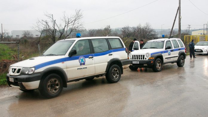Άνδρες της αστυνομίας βρήκαν τον άντρα απαγχονισμένο στην αυλή του. Ένα τραγικό συμβάν, που βύθισε στο πένθος την τοπική κοινωνία, έλαβε χώρα την Παρασκευή 8 Μαρτίου, όταν άνδρες της αστυνομίας βρήκαν έναν άντρα απαγχονισμένο στην αυλή του σπιτιού του, το οποίο βρίσκεται σε κεντρικό δρόμο των Ισθμίων. Ο αυτόχειρας ήταν 56 ετών, συνταξιούχος υπάλληλος της Διώρυγας, και άφησε πίσω του το παιδί και την αδελφή του. Ο άνδρας φέρεται να είχε παραλάβει έγγραφο από δικηγόρο, σύμφωνα με το οποίο κινδύνευε σοβαρά να χάσει την ιδιοκτησία του σπιτιού του.