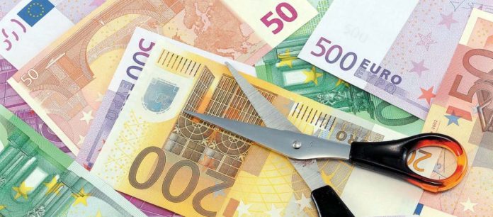 Σε μια πολύ μεγάλη πρόκληση κατά της ελληνικής κοινωνίας προχώρησε η κυβέρνηση ΣΥΡΙΖΑ η οποία με ύφος «χιλίων πιθήκων». «Κουρεύει» τα χρέη του Δημοσίου προς τους ιδιώτες καθώς μειώνει του οφειλόμενους τόκους όταν καθυστερεί. Ενώ αντιθέτως δεν ισχύει το ίδιο και με επιτόκιο των φορολογούμενων που καθυστερούν να πληρώσουν τις δικές τους οφειλές προς το κράτος.