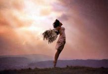 ΑΡΧΙΣΕ ΝΑ ΜΥΡΙΖΕΙ ΕΛΕΥΦΘΕΡΙΑ!!!! ΑΡΧΙΣΕ ΝΑ ΜΥΡΙΖΕΙ ΛΕΥΦΘΕΡΙΑ!!!! ΣΕ ΕΝΑΝ ΚΟΣΜΟ ΣΚΛΑΒΩΜΕΝΟ ΚΑΙ ΣΚΟΤΕΙΝΟ. ΟΙ ΠΡΩΤΕΣ ΗΛΙΑΧΤΙΔΕΣ ΕΛΕΦΘΕΡΙΑΣ ΑΧΝΟΦΑΙΝΟΝΤΑΙ ΟΤΑΝ ΞΥΠΝΑΕΙ ΣΤΗΝ ΚΑΡΔΙΑ Η ΕΠΙΘΥΜΙΑ ΝΑ ΛΟΥΣΤΕΙΣ ΣΤΟ ΦΩΣ!ΟΤΑΝ ΔΕΝ ΑΝΤΕΧΕΙΣ ΑΛΛΟ ΤΗ ΜΟΥΧΛΑ ΤΟΥ ΣΚΟΤΑΔΙΟΥ ΚΑΙ ΤΟ ΝΙΩΘΕΙΣ ΝΑ ΣΕ ΠΝΙΓΕΙ ΚΑΙ ΝΑ ΣΕ ΑΗΔΙΑΖΕΙ...ΤΟΤΕ ΚΑΙ ΜΟΝΟΝ ΤΟΤΕ ΨΑΧΝΕΙΣ ΝΑ ΒΡΕΙΣ , ΝΑ ΝΙΩΣΕΙΣ ΑΠΟ ΠΟΥ ΜΠΟΡΕΙ ΝΑ ΜΠΕΙ ΚΑΘΑΡΟΣ ΑΕΡΑΣ, ΟΞΥΓΟΝΟ ΚΑΙ ΦΩΣ ΓΙΑ ΝΑ ΔΗΜΙΟΥΡΓΗΣΕΙ ΞΑΝΑ ΖΩΗ ....