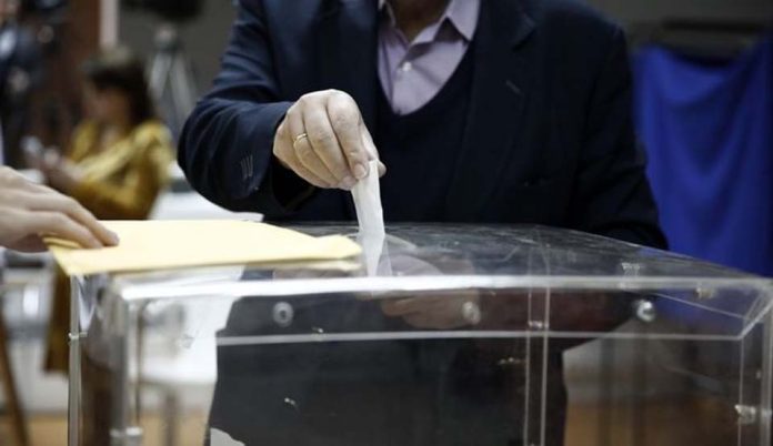 kalpi Όλα τα κόμματα και τα… κομματίδια που κατεβαίνουν στις ευρωεκλογές. Απίστευτοι συνδυασμοί έχουν δηλώσει συμμετοχή στις κάλπες της 26ης Μαΐου για το Ευρωπαϊκό Κοινοβούλιο. Ο αριθμός τους φτάνει τους 49, ωστόσο, στην τελική αναμέτρηση αναμένονται 42 ή 43. Κάποια εξ αυτών έχουν ως μοναδικό στόχο απλώς το 1,5% προκειμένου να λάβουν την κρατική επιχορήγηση.