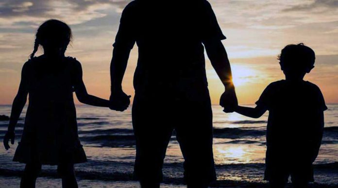 ΓΙΑΤΙ ΠΑΤΕΡΑ;;;;;;;;; -«ΕΧΩ ΚΑΤΑΛΑΒΕΙ ΤΗ ΒΡΩΜΙΑ ΤΗΣ ΠΟΛΙΤΙΚΗΣ ΓΙ ΑΥΤΟ ΚΑΙ ΑΠΕΧΩ ΑΠΟ ΟΛΑ ΑΥΤΑ...ΔΕΝ ΘΑ ΨΗΦΙΣΩ ΚΑΝΕΝΑΝ»....ΕΙΠΕ Ο ΒΑΘΥΣΤΟΧΑΣΤΟΣ ΠΑΤΕΡΑΣ ΜΠΡΟΣΤΑ ΣΤΟ ΝΕΑΡΟ ΠΑΙΔΙ ΤΟΥ.... -ΚΑΙ ΤΟ ΠΑΙΔΙ ΤΟΝ ΚΟΙΤΑΞΕ ...ΜΕ ΕΝΑ ΒΛΕΜΜΑ ΓΕΜΑΤΟ ΑΠΟΡΙΑ.« ΕΓΩ ΜΠΑΜΠΑ ΔΕΝ ΨΗΦΙΖΩ ΑΚΟΜΑ ΓΙΑ ΝΑ ΕΠΙΛΕΞΩ ΤΟ ΚΑΛΥΤΕΡΟ ΓΙΑ ΜΕΝΑ ΚΑΙ ΤΗ ΧΩΡΑ ΜΟΥ...ΕΣΥ ΠΟΥ ΕΧΕΙΣ ΔΙΚΑΙΩΜΑ ΨΗΦΟΥ, ΓΙΑΤΙ ΜΕ ΚΑΤΑΔΙΚΑΖΕΙΣ ΜΕ ΤΗΝ ΑΔΙΑΦΟΡΙΑ ΣΟΥ ΚΑΙ ΤΗΝ ΑΔΡΑΝΕΙΑ ΣΟΥ;;; ΔΕΝ ΘΑ ΠΑΣ ΝΑ ΨΗΦΙΣΕΙΣ ΑΛΛΑ ΘΑ ΜΕ ΠΑΡΑΔΩΣΕΙΣ ΣΑΝ ΒΟΡΑ ΣΤΑ ΚΟΦΤΕΡΑ ΤΟΥΣ ΣΑΓΟΝΙΑ.....