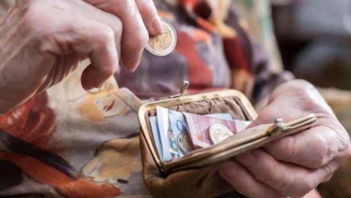 syntaxi_portofoli «Κλείδωσαν» τα αναδρομικά που θα πάρουν οι συνταξιούχοι -Τα σενάρια αποπληρωμής -  Προεκλογικα δολώματα   Αντίστροφα μετρά από αύριο ο χρόνος μετά την επίσημη προκήρυξη των εκλογών, για την τελική ρύθμιση στο θέμα των αναδρομικών από τις παράνομες μειώσεις κύριων και επικουρικών συντάξεων που θα έρθει αναπόδραστα μετά τις εκλογές. «Κλείδωσαν» τα αναδρομικά που θα πάρουν οι συνταξιούχοι -Τα σενάρια αποπληρωμής -  Προεκλογικα δολώματα Αντίστροφα μετρά από αύριο ο χρόνος μετά την επίσημη προκήρυξη των εκλογών, για την τελική ρύθμιση στο θέμα των αναδρομικών από τις παράνομες μειώσεις κύριων και επικουρικών συντάξεων που θα έρθει αναπόδραστα μετά τις εκλογές.