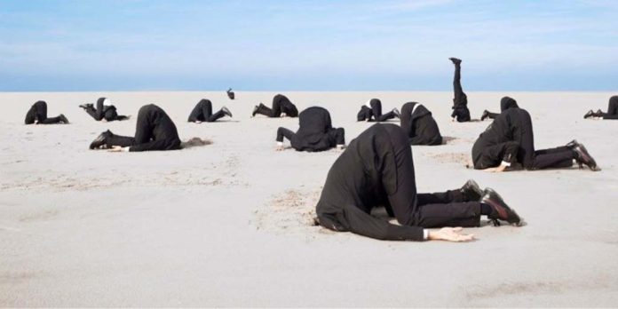 ΣΤΡΟΥΘΟΚΑΜΗΛΙΣΜΟΣ ΕΣΥ ΠΟΥ ΑΠΕΧΕΙΣ ΠΡΟΣΕΞΕ. ΤΟ ΠΟΣΟΣΤΟ ΤΗΣ ΑΠΟΧΗΣ ΠΡΟΣΤΙΘΕΤΑΙ ΣΤΟ ΠΟΣΟΣΤΟ ΤΩΝ ΚΟΜΜΑΤΩΝ ΠΟΥ ΟΙ ΑΠΕΧΟΝΤΕΣ ΔΕΝ ΘΑ ΨΗΦΙΖΑΝ ΠΟΤΕ.  ΔΗΛΑΔΗ, ΑΝ ΑΠΕΧΕΙΣ 45% ΤΟΤΕ ΤΟΥΣ ΠΡΟΣΘΕΤΕΙΣ 45% ΣΤΗΝ ΚΟΙΝΟΒΟΥΛΕΥΤΙΚΗ ΙΣΧΥ ΤΟΥΣ. ΝΑ ΣΤΟ ΠΩ ΜΕ ΕΠΙΠΛΕΟΝ ΑΡΙΘΜΟΥΣ: ΣΤΙΣ ΕΥΡΩΕΚΛΟΓΕΣ Η ΝΔ ΠΗΡΕ 33% ΚΑΙ Ο ΣΥΡΙΖΑ 23%. Η ΑΠΟΧΗ ΗΤΑΝ 42%. ΤΑ ΠΟΣΟΣΤΑ ΤΩΝ ΚΟΜΜΑΤΩΝ ΠΡΟΚΥΠΤΟΥΝ ΑΠΟ ΤΟ ΣΥΝΟΛΟ ΤΩΝ ΨΗΦΙΣΑΝΤΩΝ, ΑΡΑ ΔΕΝ ΛΑΜΒΑΝΕΤΑΙ ΥΠΟΨΗ Η ΑΠΟΧΗ. Ο ΑΠΕΧΩΝ ΔΕΝ ΥΠΑΡΧΕΙ, ΔΕΝ ΖΕΙ, ΔΕΝ ΑΝΑΠΝΕΕΙ, ΛΕΙΠΕΙ, ΠΕΘΑΝΕ. ΑΡΑ ΤΟ 42% ΤΩΝ ΕΝΕΡΓΩΝ ΠΟΛΙΤΩΝ ΓΙΑ ΤΟ ΤΥΡΑΝΝΙΚΟ ΜΟΝΤΕΛΑΚΙ ΤΟΥΣ, ΕΙΝΑΙ ΝΕΚΡΟ. ΑΥΤΟΝΟΗΤΟ ΕΙΝΑΙ ΟΤΙ ΑΥΤΟ ΔΕΝ ΘΑ ΤΟ ΑΛΛΑΞΕΙΣ ΑΠΕΧΟΝΤΑΣ. ΚΑΤΑΝΟΗΤΟ; ΕΣΥ ΠΟΥ ΑΠΕΧΕΙΣ ΠΡΟΣΕΞΕ. ΤΟ ΠΟΣΟΣΤΟ ΤΗΣ ΑΠΟΧΗΣ ΠΡΟΣΤΙΘΕΤΑΙ ΣΤΟ ΠΟΣΟΣΤΟ ΤΩΝ ΚΟΜΜΑΤΩΝ ΠΟΥ ΟΙ ΑΠΕΧΟΝΤΕΣ ΔΕΝ ΘΑ ΨΗΦΙΖΑΝ ΠΟΤΕ. ΔΗΛΑΔΗ, ΑΝ ΑΠΕΧΕΙΣ 45% ΤΟΤΕ ΤΟΥΣ ΠΡΟΣΘΕΤΕΙΣ 45% ΣΤΗΝ ΚΟΙΝΟΒΟΥΛΕΥΤΙΚΗ ΙΣΧΥ ΤΟΥΣ. ΝΑ ΣΤΟ ΠΩ ΜΕ ΕΠΙΠΛΕΟΝ ΑΡΙΘΜΟΥΣ: ΣΤΙΣ ΕΥΡΩΕΚΛΟΓΕΣ Η ΝΔ ΠΗΡΕ 33% ΚΑΙ Ο ΣΥΡΙΖΑ 23%. Η ΑΠΟΧΗ ΗΤΑΝ 42%. ΤΑ ΠΟΣΟΣΤΑ ΤΩΝ ΚΟΜΜΑΤΩΝ ΠΡΟΚΥΠΤΟΥΝ ΑΠΟ ΤΟ ΣΥΝΟΛΟ ΤΩΝ ΨΗΦΙΣΑΝΤΩΝ, ΑΡΑ ΔΕΝ ΛΑΜΒΑΝΕΤΑΙ ΥΠΟΨΗ Η ΑΠΟΧΗ. Ο ΑΠΕΧΩΝ ΔΕΝ ΥΠΑΡΧΕΙ, ΔΕΝ ΖΕΙ, ΔΕΝ ΑΝΑΠΝΕΕΙ, ΛΕΙΠΕΙ, ΠΕΘΑΝΕ. ΑΡΑ ΤΟ 42% ΤΩΝ ΕΝΕΡΓΩΝ ΠΟΛΙΤΩΝ ΓΙΑ ΤΟ ΤΥΡΑΝΝΙΚΟ ΜΟΝΤΕΛΑΚΙ ΤΟΥΣ, ΕΙΝΑΙ ΝΕΚΡΟ. ΑΥΤΟΝΟΗΤΟ ΕΙΝΑΙ ΟΤΙ ΑΥΤΟ ΔΕΝ ΘΑ ΤΟ ΑΛΛΑΞΕΙΣ ΑΠΕΧΟΝΤΑΣ. ΚΑΤΑΝΟΗΤΟ;