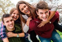 Το “Colpo Grosso” των εκλογων κι η ψηφος των 17αρηδων. Το "Colpo Grosso" των εκλογων κι η ψηφος των 17αρηδων. Εισαι 16 προς 17 χρονων. Συντηρεισαι κατα πλειοψηφεια απο τους γονεις σου καθως πηγαινεις ακομα στην 2α Λυκειου. Κατα ΚΥΡΙΑΡΧΟ λογο καθως βρισκεσαι στο σταδιο της εφηβειας, τα ενδιαφεροντα σου περιστρεφονται ως επι το πλειστον, γυρω απο: την σεξουαλικοτητα λογω ορμονων, την διασκεδαση, την συμμετοχη σου σε αθληματα, την μοδα σε ρουχα και σε αξεσουαρ, την υποστηριξη αθλητικων ομαδων (οπαδοποιηση), το διαδικτυο, τα μεσα κοινωνικης δικτυωσης, τα video-games, την μουσικη, τα παρτυ και τα club, τις μηχανες, τα χομπυ, τις IN εκπομπες της τηλεορασης