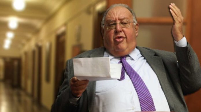 Τελικά το θράσος κάποιων δεν έχει όρια. Ο γνωστός Πάγκαλος, είχε για να τον προστατεύουν εάν είναι δυνατόν έξι αστυνομικούς! Την ώρα που η εγκληματικότητα κυριαρχεί και οι γειτονιές ήταν αφύλακτες, αυτός ο απίστευτος Υπουργός που με θράσος ισχυρίστηκε ότι οι Ελληνες τα φάγανε μαζί με πολιτικούς όπως εκείνος , ήθελε να του πληρώνει και από πάνω  ο ελληνικός λαός , όχι έναν αλλά έξι αστυνομικούς.