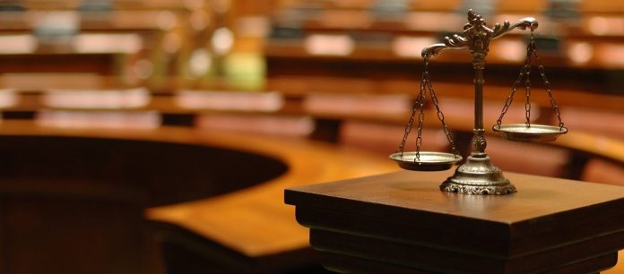 shutterstock_scales-of-justice-in-court Ποινική δίωξη κατά 38 στελεχών της Τράπεζας Πειραιώς για βαριά οικονομικά κακουργήματα άσκησε η Εισαγγελία Διαφθοράς