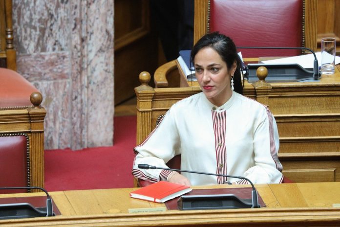 ΔΟΜΝΑ Αλήθεια γιατί τα παιδιά των Ελλήνων αποτελούν ΤΕΚΜΗΡΙΟ και τα παιδιά των αλλοδαπών επιδοτούνται;;; Ας μας πει κάποιος ΥΠΟΥΡΓΟΣ...!!!