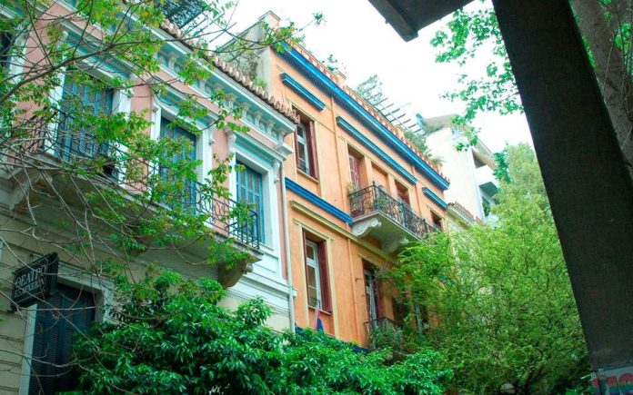 19s10eksr-thumb-large Κινέζος επενδυτής αγόρασε 100 διαμερίσματα στην περιοχή των Εξαρχείων, εξασφαλίζοντας παράλληλα και άδεια παραμονής μέσω της «χρυσής βίζας». Αφού τα αξιοποίησε μέσω ηλεκτρονικών βραχυχρόνιων ενοικιάσεων, στη συνέχεια τα πούλησε ως επενδυτικό χαρτοφυλάκιο σε ξένο θεσμικό επενδυτή (ΧΑΖΑΡΙΚΟ??). Μάλιστα, φέρεται να αναζητεί και άλλα διαμερίσματα για αγορά στην περιοχή. Το παραπάνω είναι ενδεικτικό του μεγάλου ενδιαφέροντος για επενδύσεις σε κατοικίες προς εκμετάλλευση στην Αθήνα.