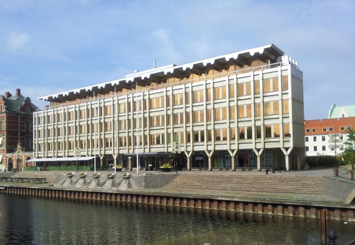 In the southern Swedish city of Landskrona -- a place of roughly 35,000 inhabitants -- since December 2018, there have been seven explosions or bombings. In August, the entrance to Landskrona's city hall (pictured) was blown up. (Image source: Mrkommun/Wikimedia Commons)