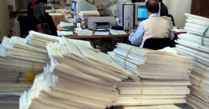 Πόσους νόμους μπορεί να αφομοιώσει μια κοινωνία;