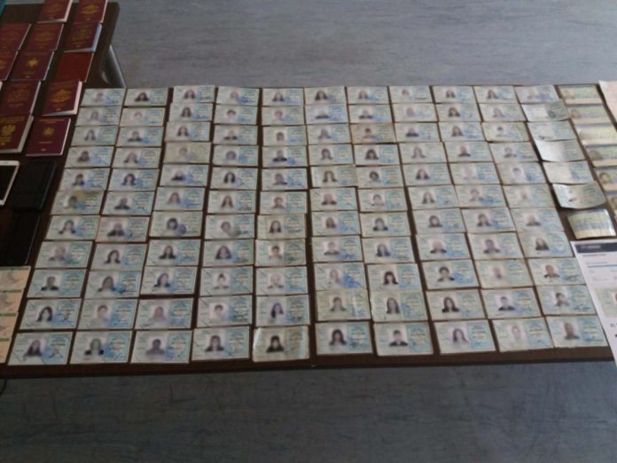 ΑΘΗΝΑ: ΕΦΤΙΑΧΝΑΝ ΜΕ ΤΟ... ΤΣΟΥΒΑΛΙ ΠΛΑΣΤΑ ΕΓΓΡΑΦΑ ΓΙΑ ΜΕΤΑΝΑΣΤΕΣ