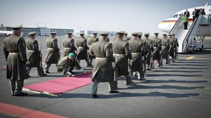 240 τρις δολάρια παγκόσμιο χρέος, 23 τρις δολάρια το χρέος των ΗΠΑ και 3 τρις το χρέος της Deutsche Bank