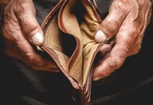 Eurostat: Ούτε νερό και ρεύμα δεν μπορεί να πληρώσει 1 στους 3 Έλληνες