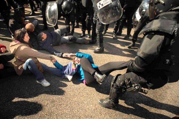 Αρπάξτε τους σπίτια-περιουσίες και δώστε τους επίδομα ενοικίου 200€