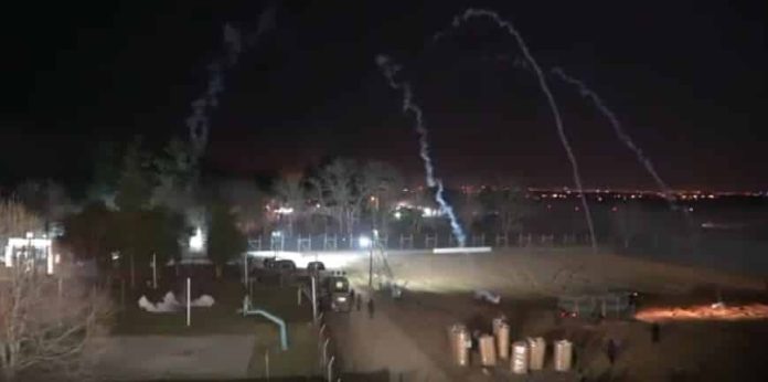 Έβρος: Νύχτα κόλασης με χημικά σε ελληνικό φυλάκιο Έβρος: Νύχτα κόλασης με χημικά σε ελληνικό φυλάκιο