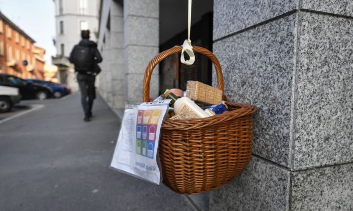 Άρχισε η πείνα στην Ιταλία – Άνθρωποι σε καραντίνα, άφραγκοι, χωρίς εργασία Άρχισε η πείνα στην Ιταλία – Άνθρωποι σε καραντίνα, άφραγκοι, χωρίς εργασία