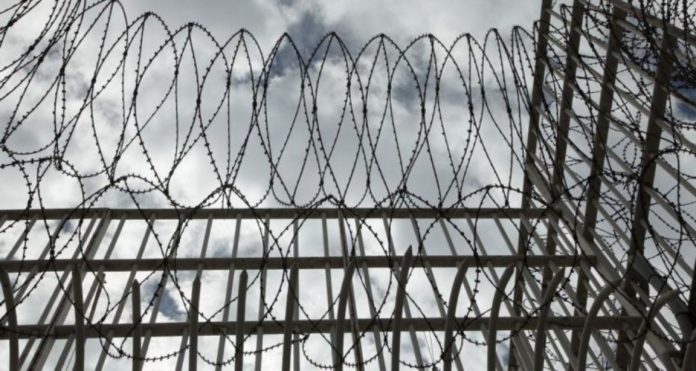 Και η Βρετανία θα προχωρήσει σε αποσυμφόρηση των φυλακών