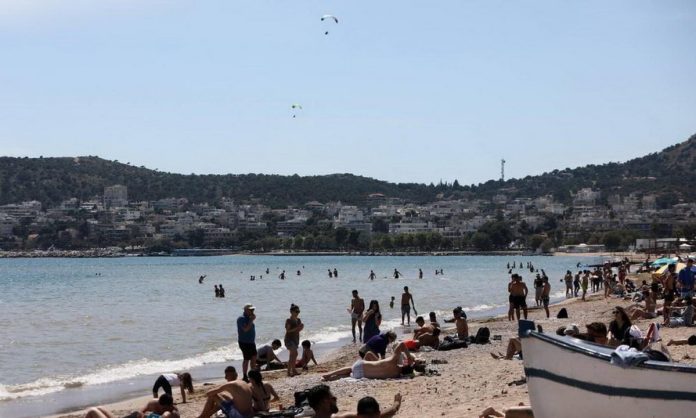 Αλλάζουν όλα σε παραλίες & ξενοδοχεία: Τι ισχύει με ομπρέλες & ξαπλώστρες – Τέλος ο μπουφές