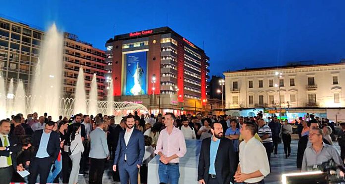 Εγκαίνια πλατείας Ομονοίας: Ο συνωστισμός επιτρέπεται… παρουσία του δημάρχου.. πόση πλάκα αντέχεις να σου κάνουν Ελληνα; δράσε! Ε.ΣΥ. ενώσου!