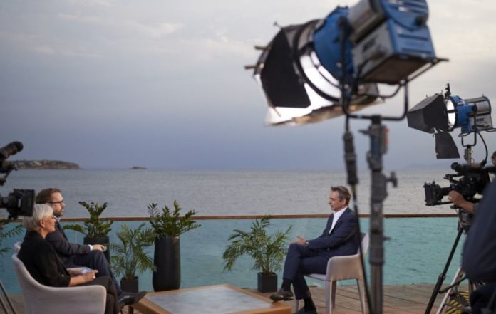 Όλοι χτυπούν αλύπητα τους Έλληνες, άλλοι ολοφάνερα και ξεδιάντροπα όπως οι χώρες της «φιλικής» κατά τα άλλα Ευρώπης .. κι άλλοι πισώπλατα και ύπουλα όπως οι ίδιοι οι κυβερνώντες την Ελλάδα…