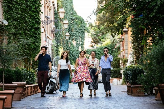 Η ΤΑΦΟΠΛΑΚΑ ΕΠΕΣΕ ΣΤΟΝ ΤΟΥΡΙΣΜΟ ΑΠΟ ΤΟΝ ΑΥΓΟΥΣΤΟ