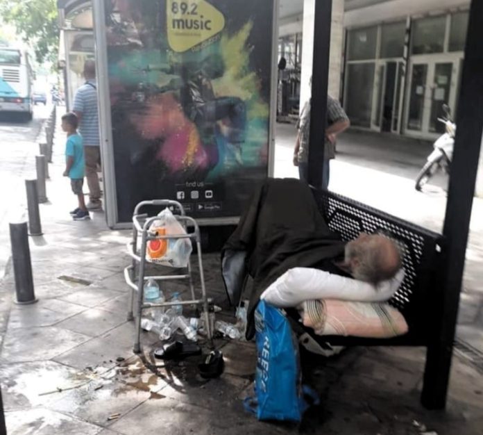 astegos_stin_odo_athinas_6546777281592237885_o Αστεγος Στην οδό Αθηνας...εδώ κ 2 εβδομαδες σε στάση Λεωφορείου με καθετηρα... ΠΡΟΦΑΝΩΣ ΕΙΝΑΙ ΕΛΛΗΝΑΣ ΚΑΙ ΔΕΝ ΕΙΝΑΙ ΜΕΤΑΝΑΣΤΗΣ