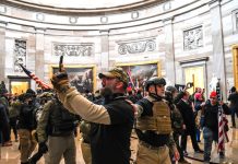 Ποιοι μπήκαν τελικά στο Καπιτώλιο; ANTIFA; (ΒΙΝΤΕΟ ΦΩΤΟ) είναι πραγματικά αξιοπερίεργο το πως μπήκαν μέσα στο Καπιτώλιο τόσο εύκολα. Μιλάμε για ένα κτίριο που θεωρείται ένα από τα πιο ασφαλή στον κόσμο.