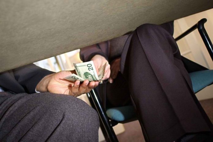 Απίστευτο:”Τεσσερεις χιλιάδες(4.000)λαμόγια στο Δημόσιο-Μόνο το 10% έφτασαν Εισαγγελέα”!!! Η καταγγελία Ρακιντζή (και) τώρα επιβεβαιώνεται!