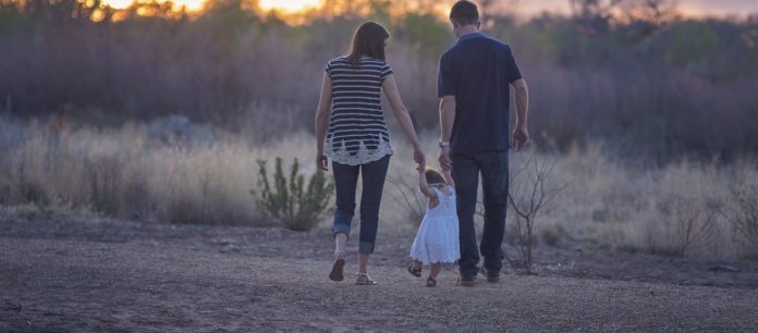 adult-adventure-baby-532508 «Χάνεται» το ελληνικό αίμα: Αρνητικό ρεκόρ χωρίς προηγούμενο η συρρίκνωση του αριθμού των Ελλήνων στο γένος