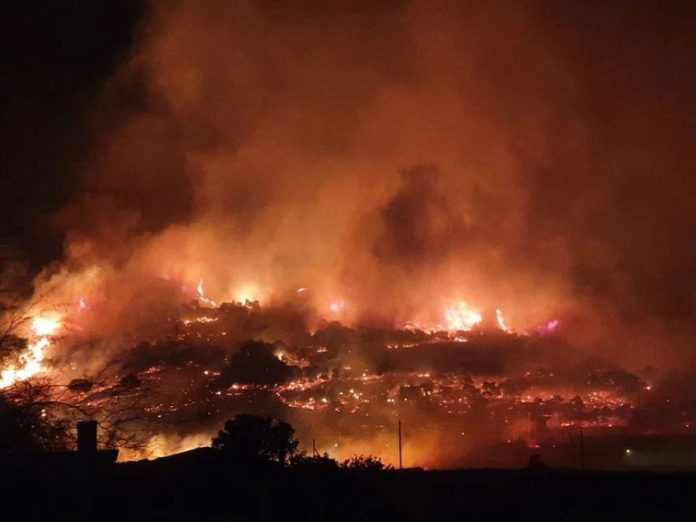 Μεγάλη φωτιά κοντά σε βιοτεχνίες στον Ασπρόπυργο – Έκλεισε η Αττική Οδός (βίντεο) Μεγάλη φωτιά κοντά σε βιοτεχνίες στον Ασπρόπυργο – Έκλεισε η Αττική Οδός (βίντεο)