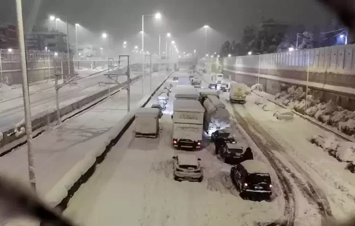 Κακοκαιρία «Ελπίδα»: Αμέτρητες κλήσεις πολιτών που ζητούν ασθενοφόρα