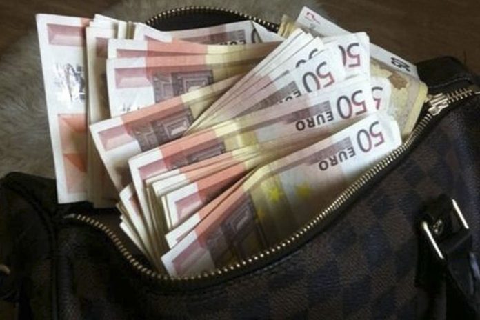 Η Νέα Δημοκρατία γύρισε τις εκλογές το 2007 μοιράζοντας δημόσιο χρήμα σε όποιον έλεγε καλημέρα