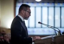 Από την πολυθρόνα στο σκαμνί Από την πολυθρόνα στο σκαμνί