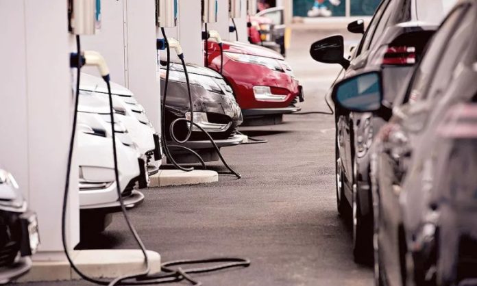 Έρχεται φόρος βενζίνης στα ηλεκτρικά; Έρχεται φόρος βενζίνης στα ηλεκτρικά;