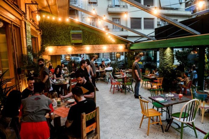 Ερευνα ΓΣΕΒΕΕ: Αγκομαχούν οι μικρές επιχειρήσεις εστίασης - Προβλήματα ρευστότητας και χρέη