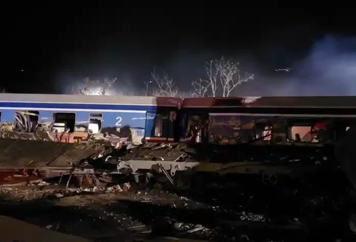 Ο εκτροχιασμένος σιδηρόδρομος μετά την τραγωδία στα Τέμπη.